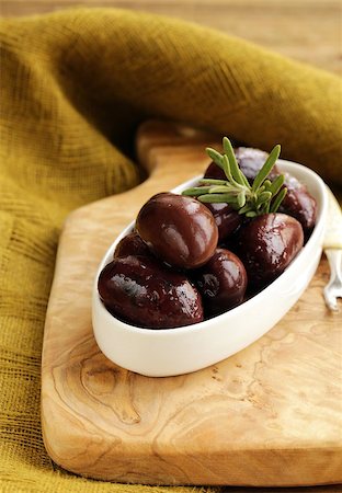 simsearch:400-06096133,k - ripe black kalamata olives in a white bowl Fotografie stock - Microstock e Abbonamento, Codice: 400-07213835