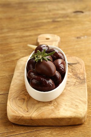 simsearch:400-06096133,k - ripe black kalamata olives in a white bowl Fotografie stock - Microstock e Abbonamento, Codice: 400-07213836