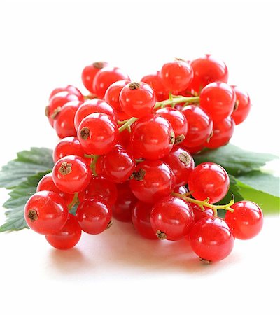 simsearch:400-05678416,k - Organic sweet ripe red currant with green leaves Photographie de stock - Aubaine LD & Abonnement, Code: 400-07213840