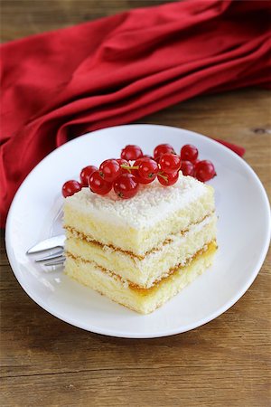 simsearch:400-07256405,k - sponge cake with white chocolate, decorated with red currant Fotografie stock - Microstock e Abbonamento, Codice: 400-07213842