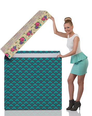 simsearch:400-07218439,k - full-length portrait of sexy blonde girl opening big gift box, looking in camera and smiling. Wearing short dress and heels Foto de stock - Super Valor sin royalties y Suscripción, Código: 400-07213899