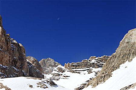 simsearch:400-09079917,k - Snowy rocks and cloudless blue sky with moon. Turkey, Central Taurus Mountains, Aladaglar (Anti-Taurus), view from plateau Edigel (Yedi Goller) Stockbilder - Microstock & Abonnement, Bildnummer: 400-07213919