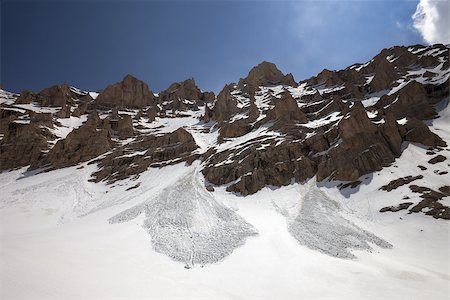 Snowy rocks and trace from avalanche. Turkey, Central Taurus Mountains, Aladaglar (Anti-Taurus). Foto de stock - Royalty-Free Super Valor e Assinatura, Número: 400-07213920