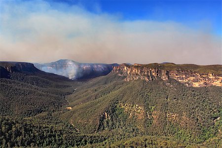 Bushfire in the Grose Valley, B lue Mountains, Australia has threatened towns on the escarpment.  The fireedge is around 66kms with access into valley via trails.  The Valley is over 600-1000m deep..  View from Blackheath Foto de stock - Super Valor sin royalties y Suscripción, Código: 400-07213934