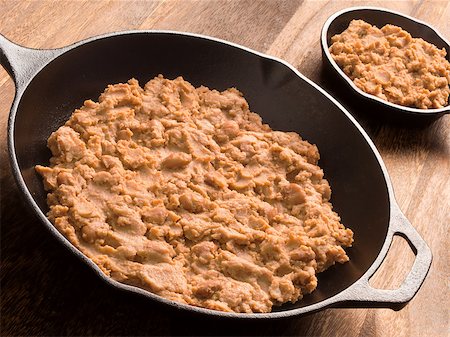 staple - close up of a pan of refried beans Photographie de stock - Aubaine LD & Abonnement, Code: 400-07224218