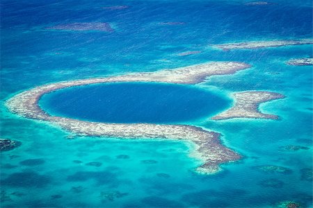 aerial view of the great blue hole of the coast of Belize Photographie de stock - Aubaine LD & Abonnement, Code: 400-07224297