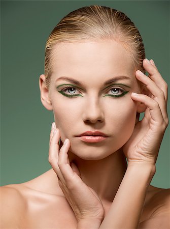 charming blonde girl posing in beauty shoot with naked shoulders, perfect freshness skin and creative green make-up Foto de stock - Super Valor sin royalties y Suscripción, Código: 400-07224397