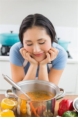 squash puree - Close-up of a smiling woman looking at freshly prepared smoothie or puree Photographie de stock - Aubaine LD & Abonnement, Code: 400-07229815