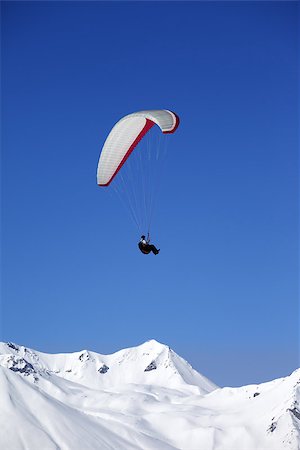 Paraglider in snowy winter mountains. Caucasus Mountains. Georgia, ski resort Gudauri. Foto de stock - Super Valor sin royalties y Suscripción, Código: 400-07221324