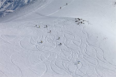 simsearch:400-08780271,k - Snowboarders and skiers downhill on off piste slope. Top view. Caucasus Mountains, Georgia, ski resort Gudauri. Photographie de stock - Aubaine LD & Abonnement, Code: 400-07221321