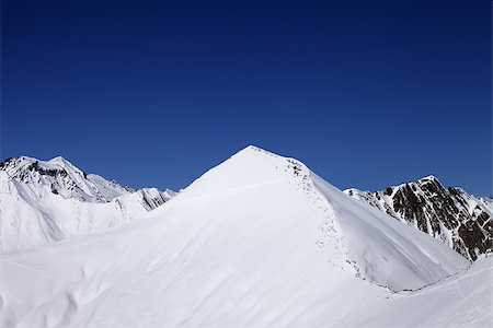 simsearch:400-08780271,k - Snowy off-piste slope and blue clear sky at nice winter day. Caucasus Mountains, Georgia. Ski resort Gudauri. Photographie de stock - Aubaine LD & Abonnement, Code: 400-07221323