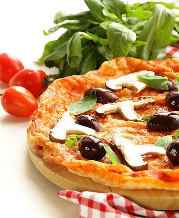 simsearch:400-04539943,k - Italian pizza with olives and mushrooms on a wooden board Stockbilder - Microstock & Abonnement, Bildnummer: 400-07221549