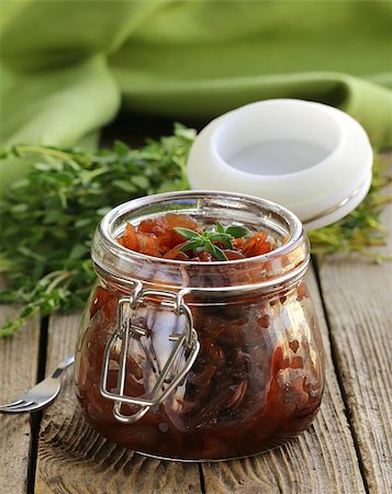 red onion marmalade with thyme French cuisine Stockbilder - Microstock & Abonnement, Bildnummer: 400-07221583