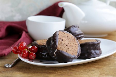 simsearch:400-06643567,k - chocolate mini cakes decorated with currants on a white plate Stockbilder - Microstock & Abonnement, Bildnummer: 400-07221762