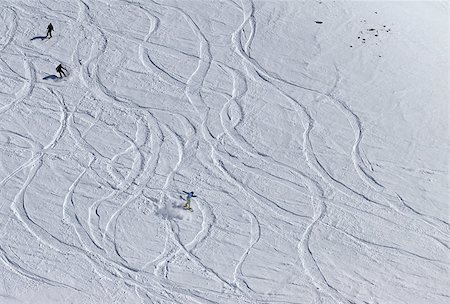 simsearch:400-08780271,k - Snowboarders and skiers downhill on off-piste slope. Top view. Caucasus Mountains, Georgia, ski resort Gudauri. Photographie de stock - Aubaine LD & Abonnement, Code: 400-07222345