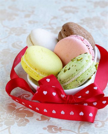 simsearch:6102-03905209,k - different colorful macaroons (pistachio, raspberry, chocolate, vanilla) Stockbilder - Microstock & Abonnement, Bildnummer: 400-07222496