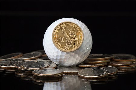 simsearch:400-07218310,k - White golf ball and different U.S. dollar coins Fotografie stock - Microstock e Abbonamento, Codice: 400-07222723