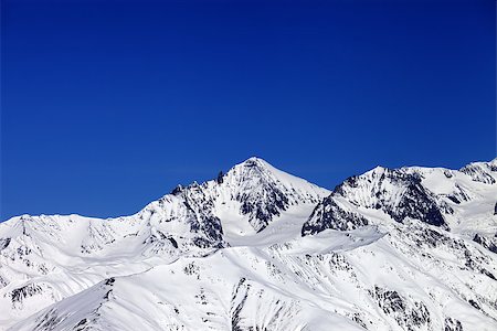 simsearch:400-07222348,k - Winter snowy mountains and blue clear sky. Caucasus Mountains, Georgia. View from ski resort Gudauri Fotografie stock - Microstock e Abbonamento, Codice: 400-07223264