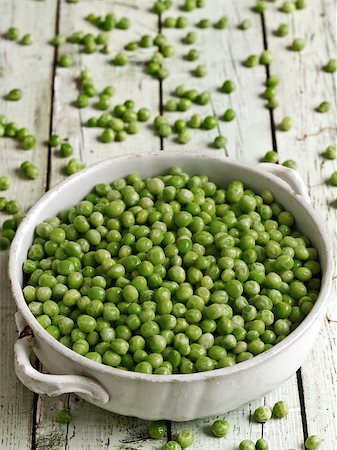 simsearch:400-07224405,k - close up of a bowl of green peas Photographie de stock - Aubaine LD & Abonnement, Code: 400-07223636