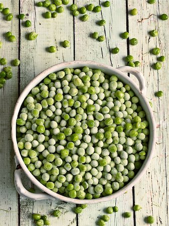 simsearch:400-07224405,k - close up of a bowl of frozen green peas Photographie de stock - Aubaine LD & Abonnement, Code: 400-07223633