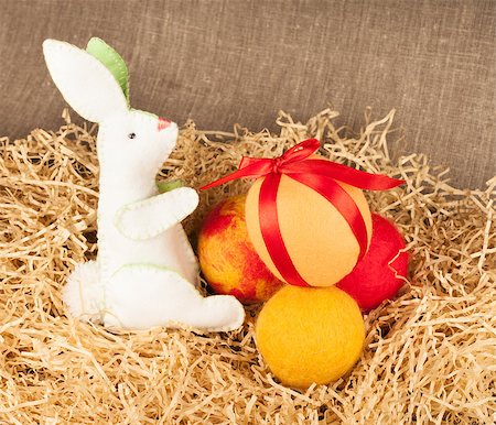 paille (décoration) - White easter rabbit with eggs on sawdust. Photographie de stock - Aubaine LD & Abonnement, Code: 400-07223825