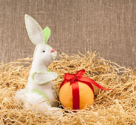 paille (décoration) - White easter rabbit with eggs on sawdust. Photographie de stock - Aubaine LD & Abonnement, Code: 400-07223823