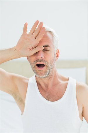 simsearch:614-06813544,k - Close-up of a mature man yawning in bed at home Stockbilder - Microstock & Abonnement, Bildnummer: 400-07230612