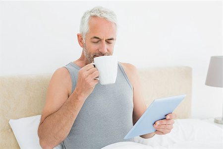 simsearch:400-07230809,k - Mature man with digital tablet drinking coffee in bed at home Foto de stock - Super Valor sin royalties y Suscripción, Código: 400-07230667