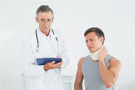 simsearch:400-07269643,k - Portrait of a male doctor and patient at the medical office Fotografie stock - Microstock e Abbonamento, Codice: 400-07231194