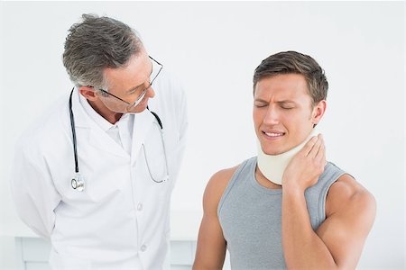 simsearch:400-07269643,k - Male doctor listening to patient with concentration at medical office Fotografie stock - Microstock e Abbonamento, Codice: 400-07231192
