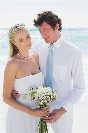simsearch:400-07664797,k - Content couple on their wedding day at the beach Stock Photo - Budget Royalty-Free & Subscription, Code: 400-07231569