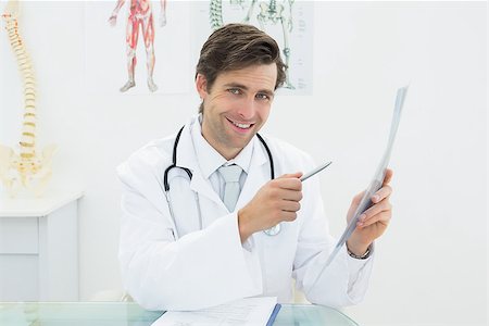 simsearch:400-04552598,k - Portrait of a smiling male doctor with x-ray in the medical office Foto de stock - Super Valor sin royalties y Suscripción, Código: 400-07231979