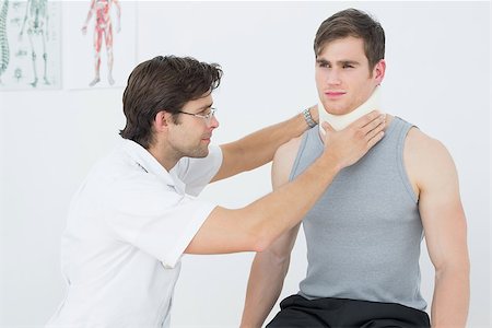 simsearch:400-07269643,k - Male doctor examining a patients neck in the medical office Fotografie stock - Microstock e Abbonamento, Codice: 400-07232115