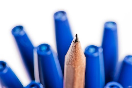 Sharpened pencil between pens in caps. Photographie de stock - Aubaine LD & Abonnement, Code: 400-07244477