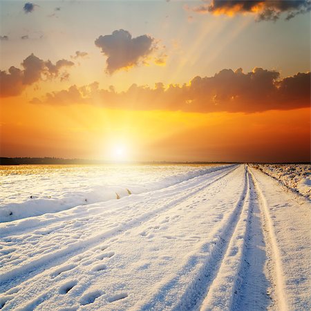 simsearch:400-05359143,k - winter landscape. sunset over road with snow Photographie de stock - Aubaine LD & Abonnement, Code: 400-07244657