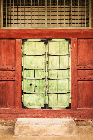 simsearch:400-07254127,k - A view of an old door painted green is an entrance through a red-paneled wall in the Gyeongbokgung palace complex in Seoul, Korea Photographie de stock - Aubaine LD & Abonnement, Code: 400-07244698