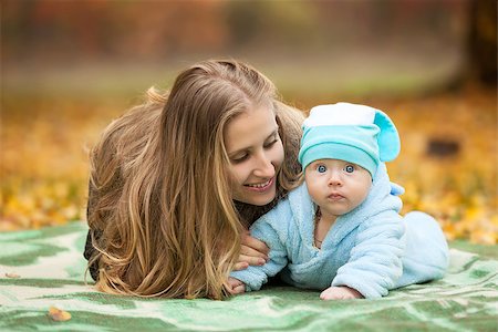 small babies in park - Young woman with baby in autumn park Photographie de stock - Aubaine LD & Abonnement, Code: 400-07245591