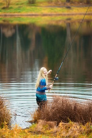 pescatrice - beautiful blond girl fishing in pond at autumn Fotografie stock - Microstock e Abbonamento, Codice: 400-07245913