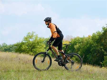 simsearch:400-06788686,k - Cyclist Riding the Bike on the Trail in the Beautiful Autumn Forest Foto de stock - Super Valor sin royalties y Suscripción, Código: 400-07246961