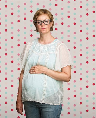 simsearch:400-07252384,k - Calm pregnant woman on polka dot background Photographie de stock - Aubaine LD & Abonnement, Code: 400-07247220
