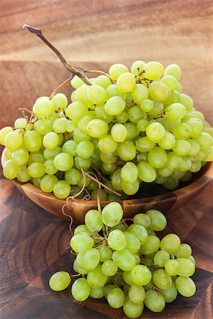 simsearch:400-07249854,k - Bunch of fresh green grapes in bowl on wooden table Stockbilder - Microstock & Abonnement, Bildnummer: 400-07247962
