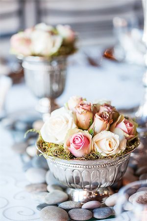 Small bouquet of roses on table at wedding reception Foto de stock - Super Valor sin royalties y Suscripción, Código: 400-07248187