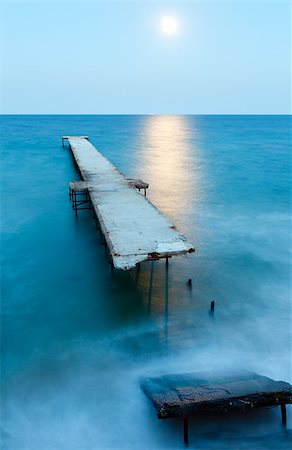 simsearch:400-07248217,k - Ruined pier, Moon Path and evening summer coastline (Bulgaria). Foto de stock - Royalty-Free Super Valor e Assinatura, Número: 400-07248216