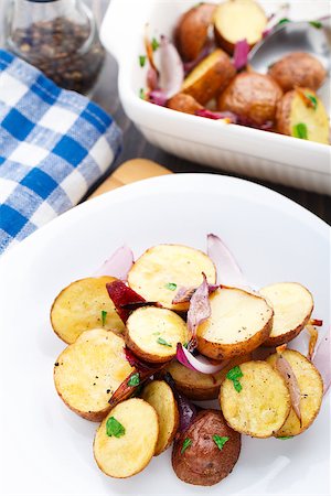 simsearch:400-05749089,k - Delicious baked potato with red onion and parsley Foto de stock - Royalty-Free Super Valor e Assinatura, Número: 400-07248236