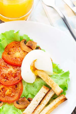 simsearch:400-06771554,k - Light breakfast with soft egg, tomato and croutons on a white plate Stockbilder - Microstock & Abonnement, Bildnummer: 400-07248256