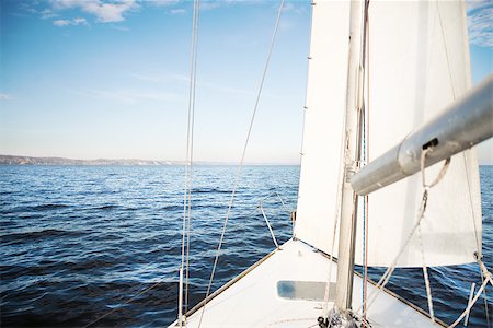 simsearch:400-06101259,k - The white yacht sailing towards the sunset Fotografie stock - Microstock e Abbonamento, Codice: 400-07248393