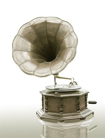 simsearch:400-05294119,k - Vintage Gramophone with disc isolated on grunge background Foto de stock - Super Valor sin royalties y Suscripción, Código: 400-07249056