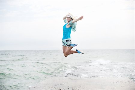simsearch:400-04448302,k - Young Girl Jumping at Beach Stockbilder - Microstock & Abonnement, Bildnummer: 400-07249782