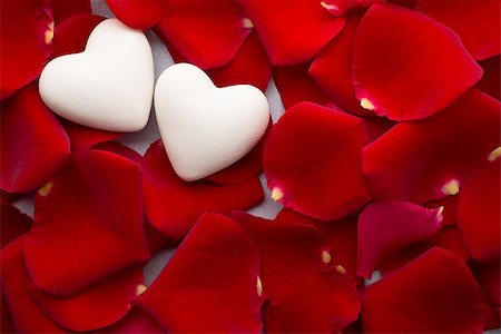 Rose petals and stone hearts. Foto de stock - Royalty-Free Super Valor e Assinatura, Número: 400-07243724