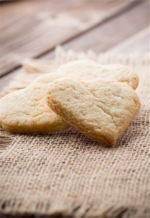 Heart of the cookies and the wooden background. Foto de stock - Royalty-Free Super Valor e Assinatura, Número: 400-07243727